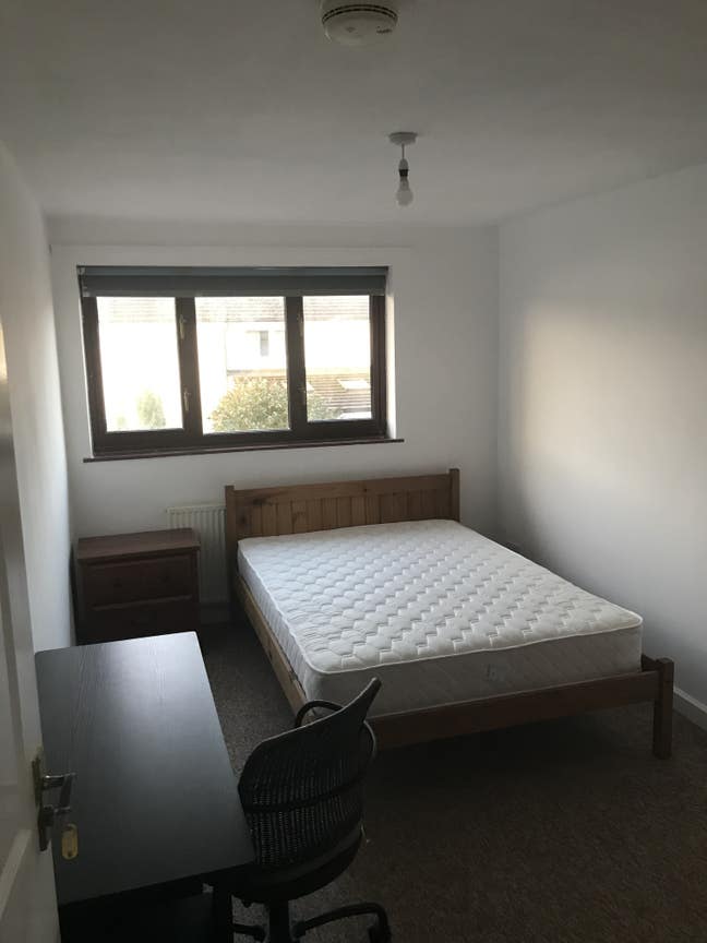 Furnished double room available in RH12 Main Photo