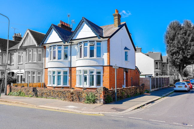 4 Bed HMO - Bournemouth Park Road, SS2 Main Photo