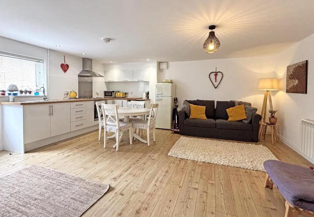 Charming 1 Bed Apartment Hospital/Nature Walks Main Photo