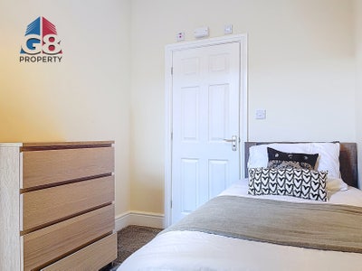 En Suite Room Available- Lockwood Road Main Photo