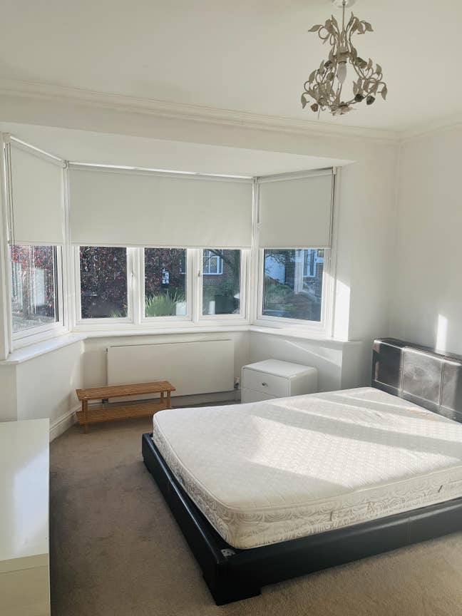 2 Large beautiful bedrooms , one with ensuite. Main Photo