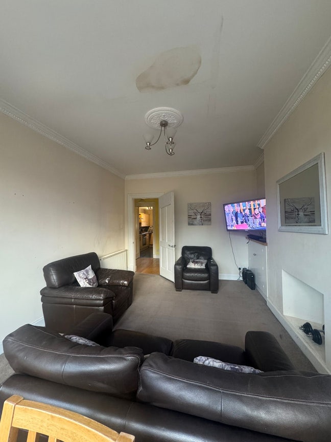 Bright spacious room to let in Dennistoun Main Photo