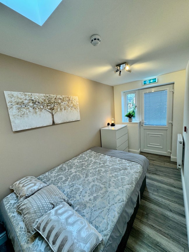 Reduced Designer 6 Bed Hose - Whitefield Main Photo