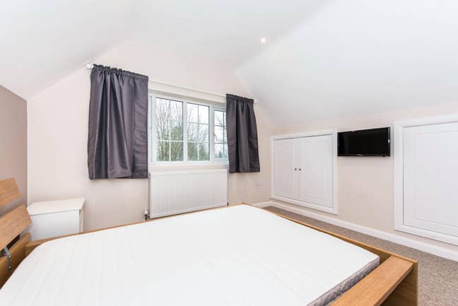 Large Double room available, all bills included Main Photo