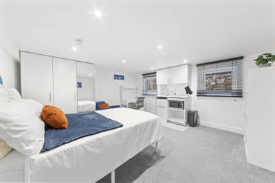 Own kitchen & WC or Tea station. Parking Main Photo