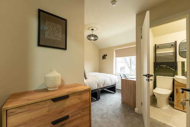 Stunning Ensuite | Sound Proof Rooms | Bills Inc Main Photo