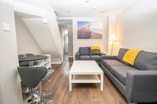 1 Double Room In A 5 Bed House Share In L6 Area! Main Photo