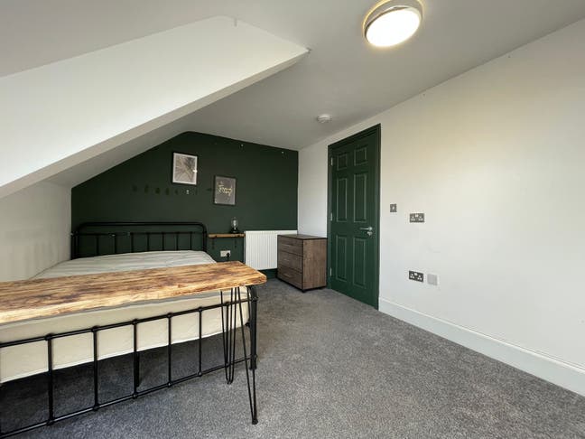 En-Suite Double Room Available on Old Durham Road Main Photo