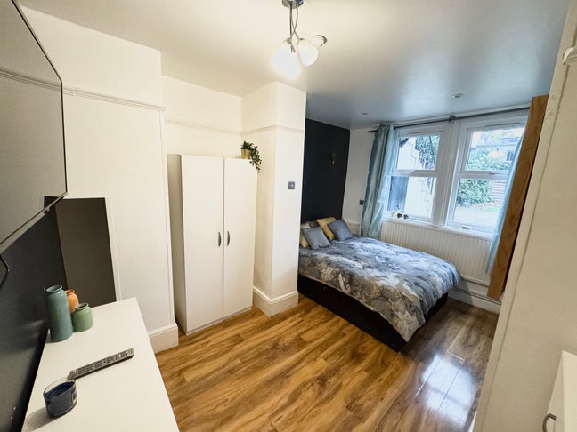 Dbl Room 2 min walk Putney Station  Main Photo