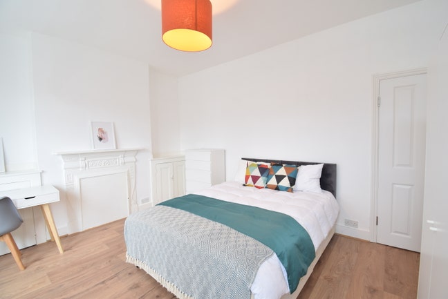 3 rooms In Earls Court available ASAP !  Main Photo