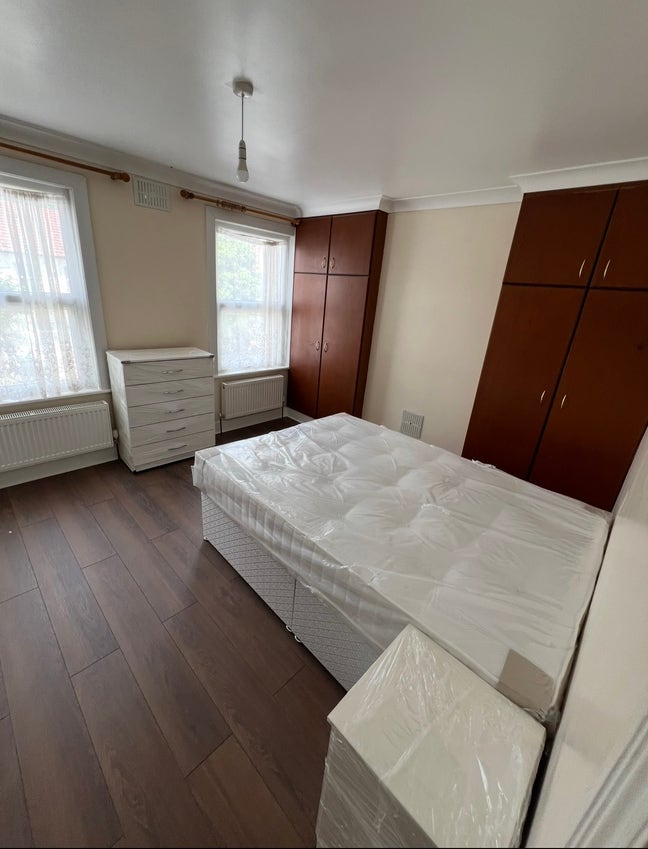 Fully fitted large double room available  Main Photo