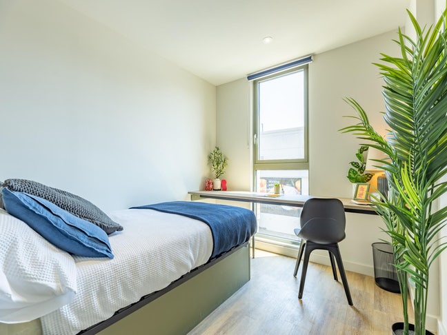 Centre Court Ensuite- Need home  Main Photo