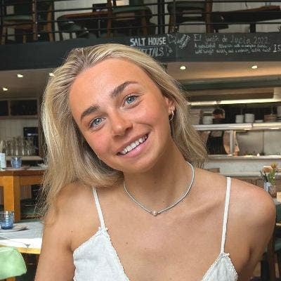 Professional Female seeks a double room Main Photo