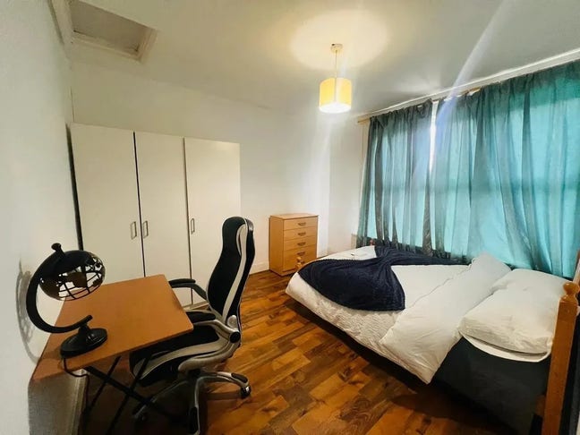 Sharing With 4 Females. Double Room In Mile End. Main Photo