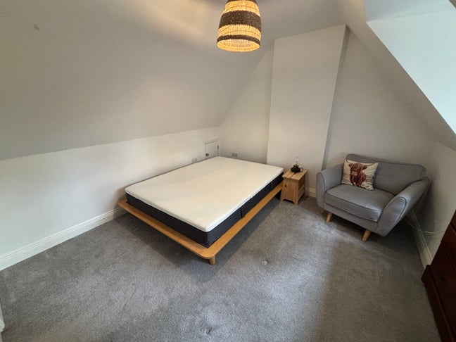 X2 King Size Bed, Room for Rent, Female Only Main Photo