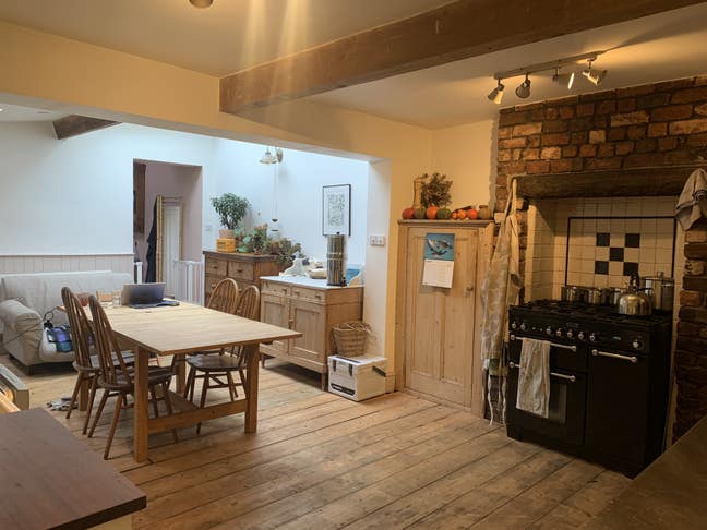 Room in peaceful home Main Photo