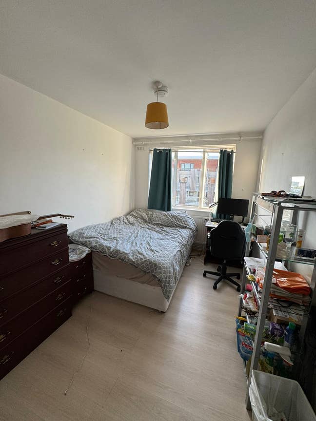 Rooms in a 4 Bedroom flat in Stepney Green Main Photo