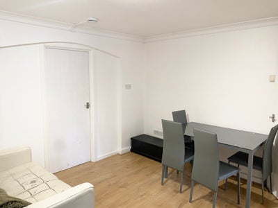 Last deal - £820 - room with private garden NOW! Main Photo