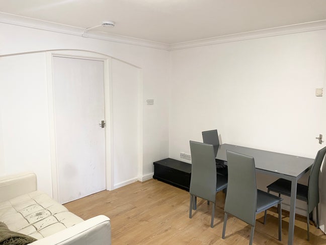 Last deal - £820 - room with private garden NOW! Main Photo