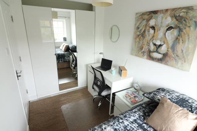 Bright Double Room - Freshly Decorated  Main Photo