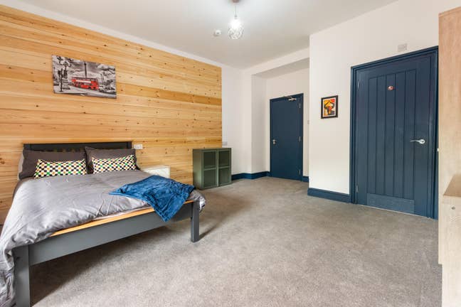 Modern 8 Bedroom En-suited Shared House Main Photo