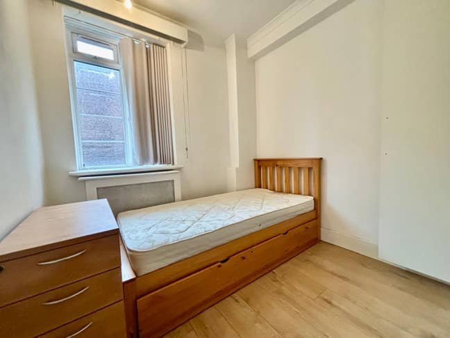 Flat share - single bedroom no. 1, Swiss Cottage Main Photo