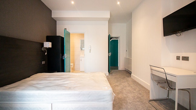 1 Luxury En-Suite Room Near Penny Lane! Main Photo