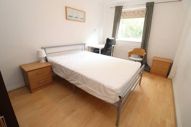 Modern Room Share Bathroom with 1 by River Thames Main Photo