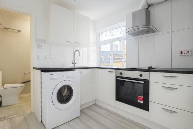Refurbished Studio to Rent on Plumstead High St  Main Photo