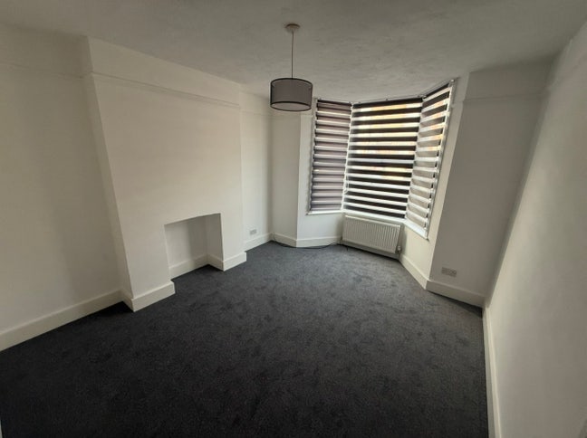 Spacious downstairs room for rent! Main Photo
