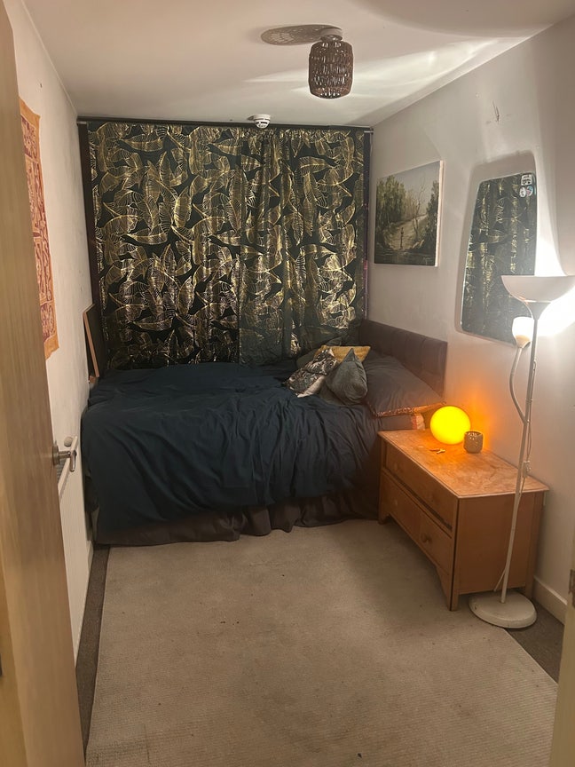 Small double room available in central hove Main Photo