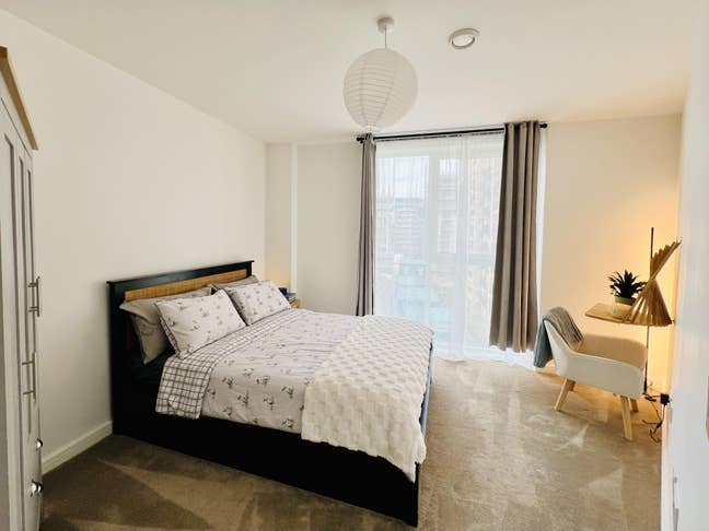 Double room with own bathroom available- Share Main Photo