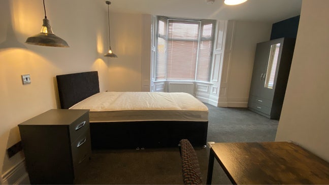 One Large Double Bedroom with Of Suite - Beaufront Main Photo