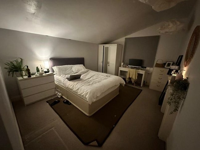 Queen bedroom 30 sec walk from Tooting Bec Station Main Photo