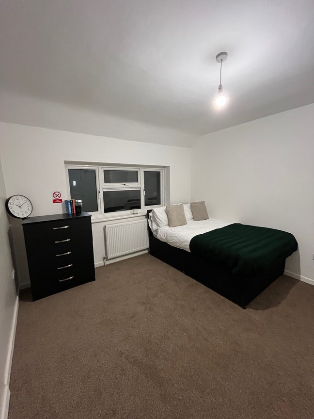 Amazing Double Room with 3 shared Bathrooms Main Photo