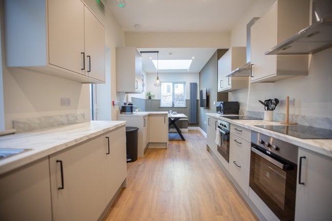 Brand New Luxury Ensuite HMO for Professionals  Main Photo