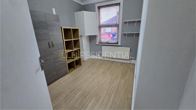 3 Bedroom House W/Living Room & Garden Main Photo