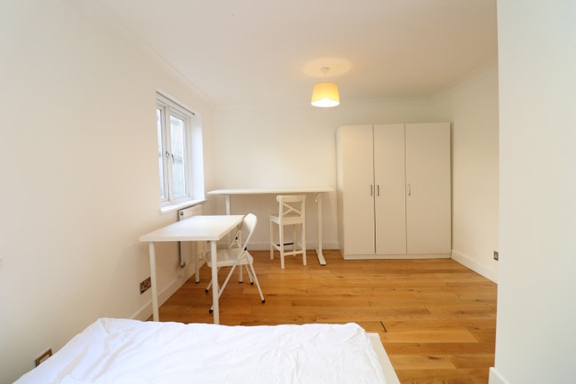 Bright Double Room for Single Occupancy – E14  Main Photo