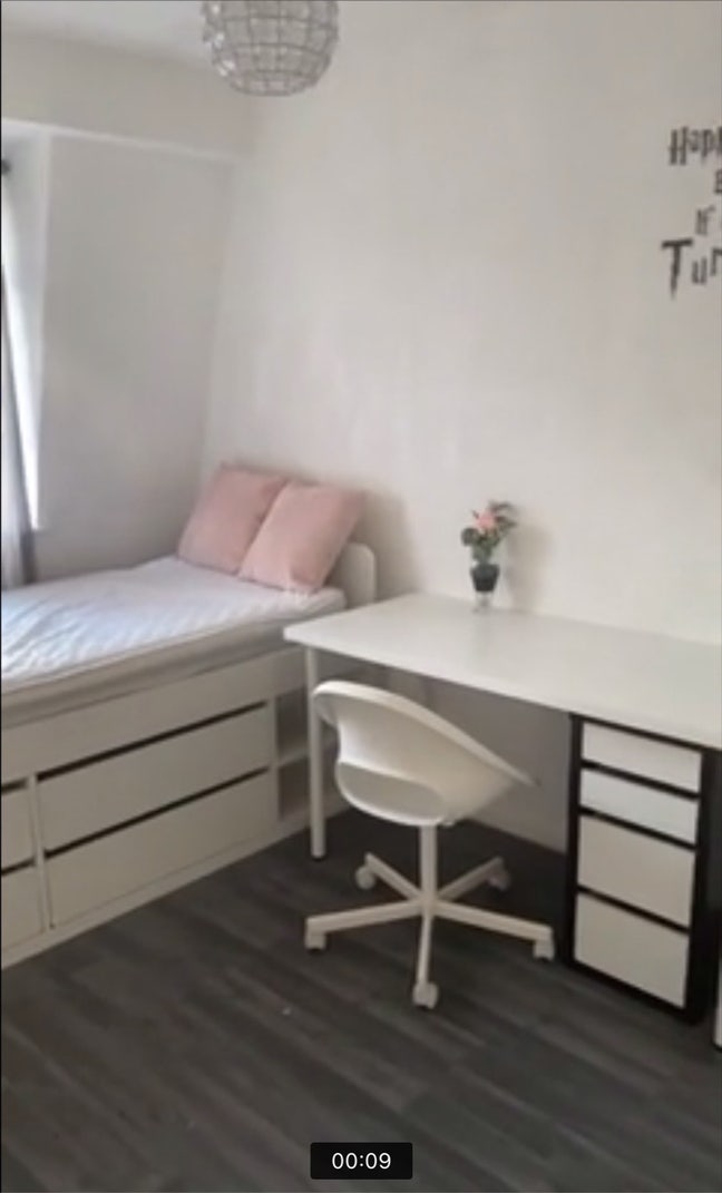 A cozy room available in Custom House Main Photo