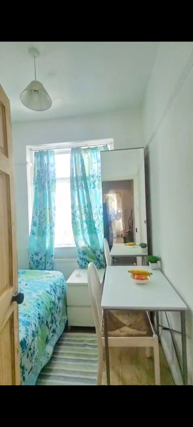 One single bedroom available for a short stay.  Main Photo