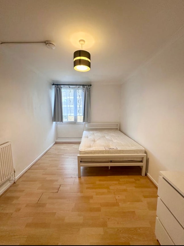 Cheap Double Room Available In Mile End  Main Photo