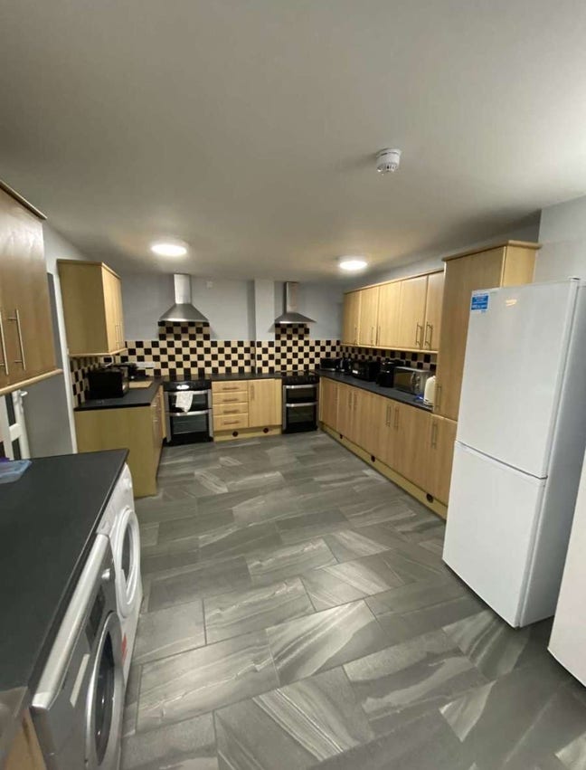 Looking to fill 5 room so we can keep our house  Main Photo