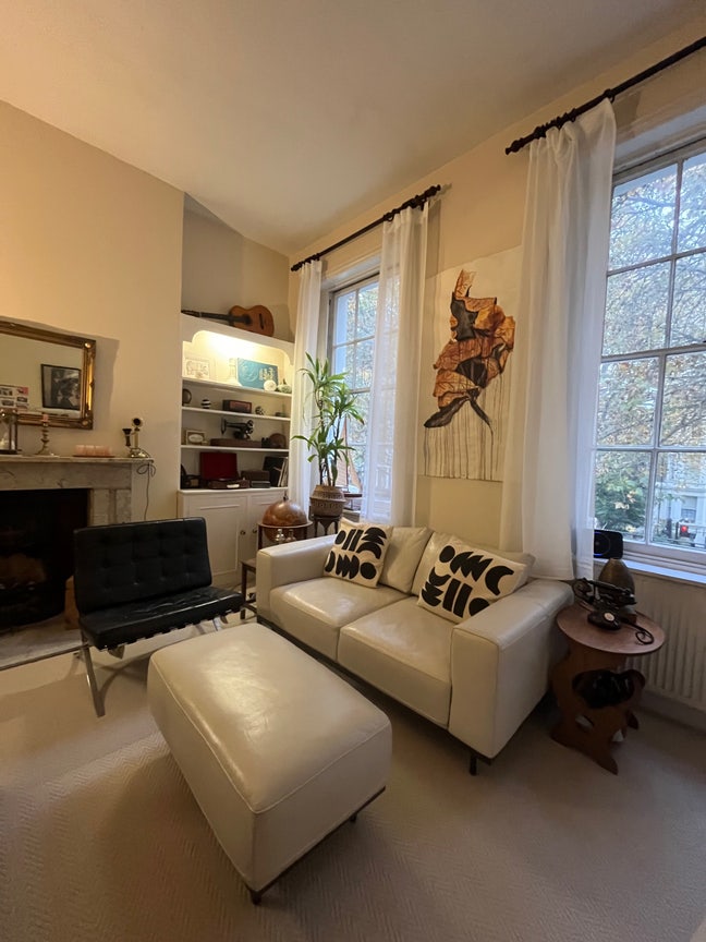 Whole flat with large double room in Holland Park Main Photo