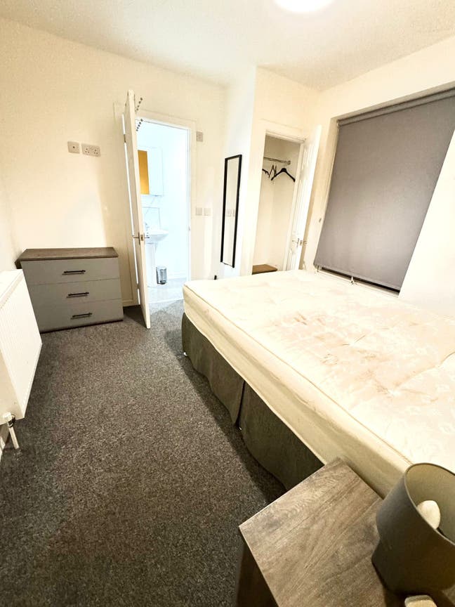 Double Bed Ensuite Bedroom in Oldham OL9 Main Photo