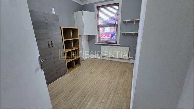 4 Bedroom House with Garden Main Photo