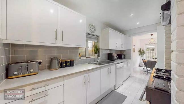 Bright En-Suite Loft Room Available Main Photo