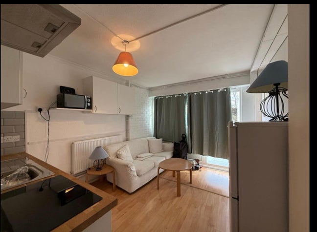 Refurbished room to let near barnes  Main Photo