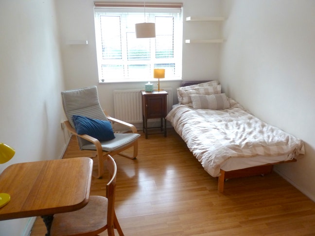 Sunny room in welcoming flat Main Photo