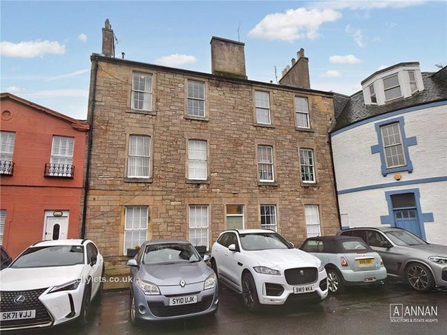 Bright, quiet, unfurnished 2 bedroom flat  Main Photo