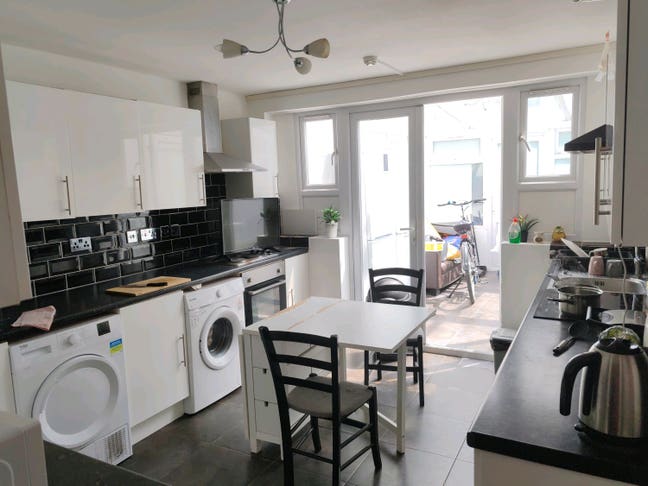 Double room in Hammersmith/Baron's court  Main Photo